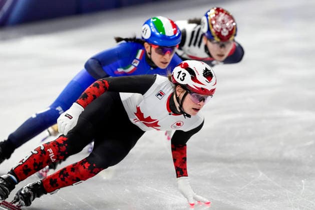 Kim Boutin, 13, of Canada holds the leads against Arianna Sighel, 41, of Italy during the Women s Short Track Speed skating, Eisschnelllauf 3000m Relay Finals at the Milano Figure skating, Eiskunstlauf Arena in Milan, Italy on Wednesday, February 18, 2026. Korea won gold, Italy won silver and Canada won bronze.  OLY20260218121 RICHARDxELLIS