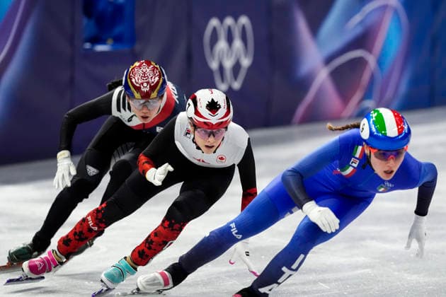 Danae Blais, 7, of Canada advances on Elisa Confortola, 9, of Italy during the Women s Short Track Speed skating, Eisschnelllauf 3000m Relay Finals at the Milano Figure skating, Eiskunstlauf Arena in Milan, Italy on Wednesday, February 18, 2026. Korea won gold, Italy won silver and Canada won bronze.  OLY20260218122 RICHARDxELLIS