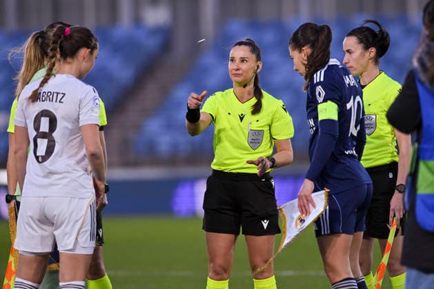 February 18, 2026, Madrid, Madrid, Spain: FRIDA KLARLUND (DEN), referee of the match running around the field with the captains during the Women s Champions League match REAL MADRID FEMENINO - PARIS FOOTBALL CLUB on February 18, 2026, Valdebebas, Madrid, Spain. The Women s Champions League Match REAL MADRID 2 - PARIS FOOTBALL CLUB 0 (02.18.26)  - ZUMAc312 20260218_zsp_c312_007 Copyright: xOscarxManuelxSanchezx
