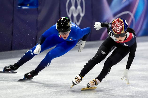 Gilli Kim, 6, of Korea holds the lead against Arianna Fontana, 10, of Italy during the Women s Short Track Speed skating, Eisschnelllauf 3000m Relay Finals at the Milano Figure skating, Eiskunstlauf Arena in Milan, Italy on Wednesday, February 18, 2026. Korea won gold, Italy won silver and Canada won bronze.  OLY20260218123 RICHARDxELLIS