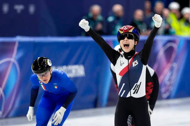 Gilli Kim, 6, of Korea celebrates after Team Korea wins gold during the Women s Short Track Speed skating, Eisschnelllauf 3000m Relay Finals at the Milano Figure skating, Eiskunstlauf Arena in Milan, Italy on Wednesday, February 18, 2026. Italy won silver and Canada won bronze.  OLY20260218124 RICHARDxELLIS