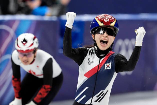 Gilli Kim, 6, of Korea celebrates after Team Korea wins gold during the Women s Short Track Speed skating, Eisschnelllauf 3000m Relay Finals at the Milano Figure skating, Eiskunstlauf Arena in Milan, Italy on Wednesday, February 18, 2026. Italy won silver and Canada won bronze.  OLY20260218125 RICHARDxELLIS