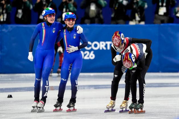 Elisa Confortola, 9, and Ariana Sighel, 41, of Team Italy look on as Dohee Noh, 80, and Sukhee Shim, 17, of Team Korea celebrate after Korea wins gold during the Women s Short Track Speed skating, Eisschnelllauf 3000m Relay Finals at the Milano Figure skating, Eiskunstlauf Arena in Milan, Italy on Wednesday, February 18, 2026. Italy won silver and Canada won bronze.  OLY20260218126 RICHARDxELLIS