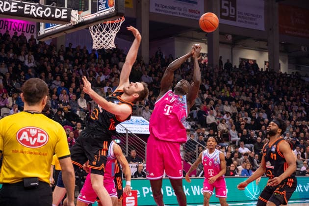 Deutschland: 1. Bundesliga Basketball easyCredit BBL 2025 2026 - Telekom Bonn vs SC RASTA Vechta - 21. Spieltag, 18.02.2026 - Telekom Dome (Bonn): in Aktion zwischen Kur Jongkuch (Telekom Bonn, 15) und Malte Gilijan (SC Rasta Vechta, 14) Copyright: xOrhanxHabashx