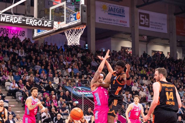 Deutschland: 1. Bundesliga Basketball easyCredit BBL 2025 2026 - Telekom Bonn vs SC RASTA Vechta - 21. Spieltag, 18.02.2026 - Telekom Dome (Bonn): in Aktion zwischen Michael Kessens (Telekom Bonn, 6) und Djairo Bernardina (SC Rasta Vechta, 5) Copyright: xOrhanxHabashx