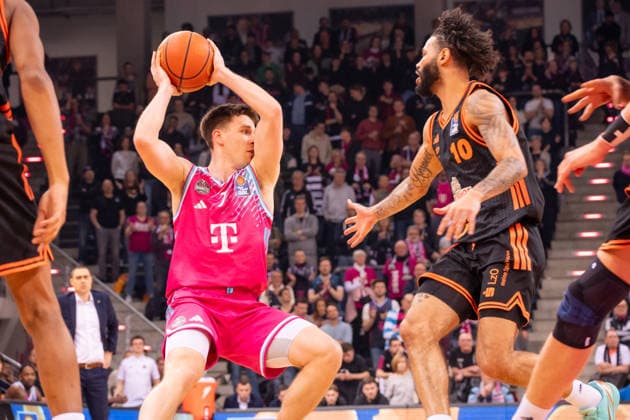 Deutschland: 1. Bundesliga Basketball easyCredit BBL 2025 2026 - Telekom Bonn vs SC RASTA Vechta - 21. Spieltag, 18.02.2026 - Telekom Dome (Bonn): in Aktion Grayson Murphy (Telekom Bonn, 7) gegen Kevin Smit (SC Rasta Vechta, 10) Copyright: xOrhanxHabashx