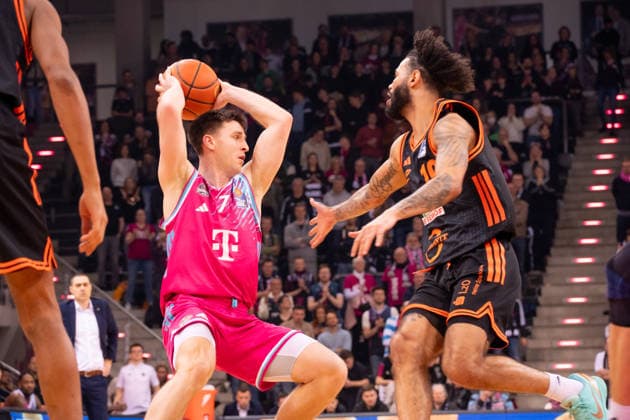 Deutschland: 1. Bundesliga Basketball easyCredit BBL 2025 2026 - Telekom Bonn vs SC RASTA Vechta - 21. Spieltag, 18.02.2026 - Telekom Dome (Bonn): in Aktion Grayson Murphy (Telekom Bonn, 7) gegen Kevin Smit (SC Rasta Vechta, 10) Copyright: xOrhanxHabashx
