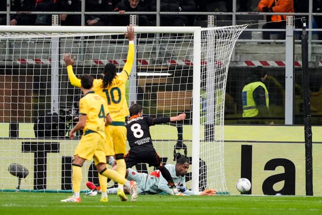 opportunity for ComoÕs Sergi Roberto during the Serie A soccer match between Milan and Como at the San Siro Stadium in Milan, Italy - February, 18 2026. - Soccer  Copyright: xFabioxFerrari LaPressex