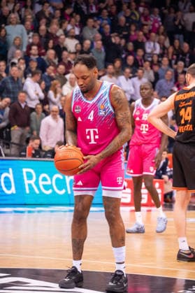 Deutschland: 1. Bundesliga Basketball easyCredit BBL 2025 2026 - Telekom Bonn vs SC RASTA Vechta - 21. Spieltag, 18.02.2026 - Telekom Dome (Bonn): beim Wurf Jeff Garrett Jr (Telekom Bonn, 4) Copyright: xOrhanxHabashx