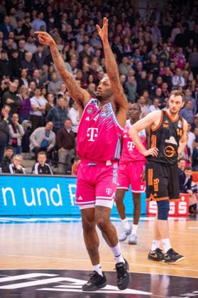 Deutschland: 1. Bundesliga Basketball easyCredit BBL 2025 2026 - Telekom Bonn vs SC RASTA Vechta - 21. Spieltag, 18.02.2026 - Telekom Dome (Bonn): beim Wurf Jeff Garrett Jr (Telekom Bonn, 4) Copyright: xOrhanxHabashx