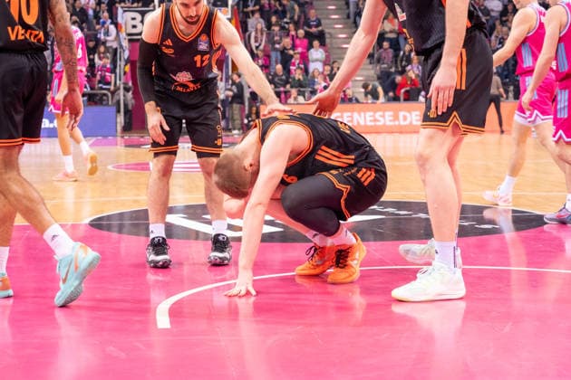 Deutschland: 1. Bundesliga Basketball easyCredit BBL 2025 2026 - Telekom Bonn vs SC RASTA Vechta - 21. Spieltag, 18.02.2026 - Telekom Dome (Bonn): am Boden Johannes Hellmann (SC Rasta Vechta, 6) Copyright: xOrhanxHabashx