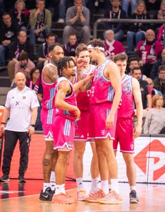 Deutschland: 1. Bundesliga Basketball easyCredit BBL 2025 2026 - Telekom Bonn vs SC RASTA Vechta - 21. Spieltag, 18.02.2026 - Telekom Dome (Bonn): besprechen sich während einer Spielunterbrechung Michael Kessens (Telekom Bonn, 6) Jeff Garrett Jr (Telekom Bonn, 4) Jalen Finch (Telekom Bonn, 0) Copyright: xOrhanxHabashx