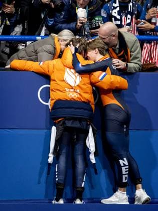 MILAN - Melle van t Wout and Jens van t Wout with their parents during the 500-meter short track Speed skating, Eisschnelllauf final at the Milan Ice Skating Area at the Milan Winter Olympics. SEM VAN DER WAL ANP xVIxANPxSportx xxANPxIVx 551122849 originalFilename: 551122849.jpg