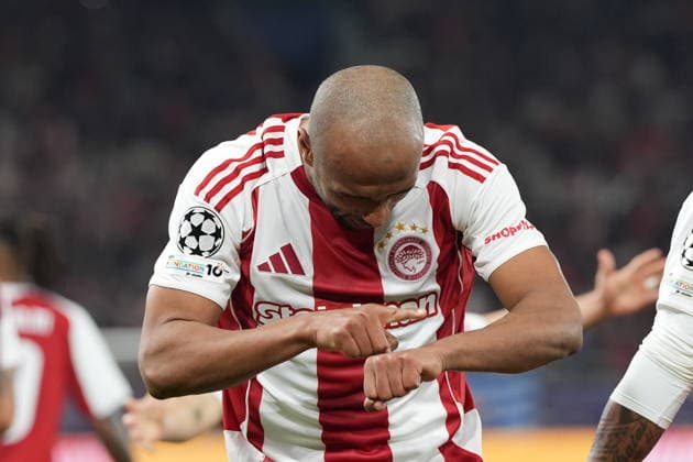 UEFA Champions League - Olympiacos FC vs Bayer 04 Leverkusen - Ayoub El Kaabi of Olympiacos FC celebrates with his teamamtes after scoring during the UEFA Champions League Play-Offs 1st leg soccer match between Olympiacos FC and Bayer 04 Leverkusen in Georgios Karaiskakis Stadium, Piraeus, Greece, on 18 February 2026. The goal was cancelled by VAR review. IMAGO ONE INCH PRODUCTIONS PIRAEUS GREECE Copyright: xONExINCHxPRODUCTIONSx 6859930