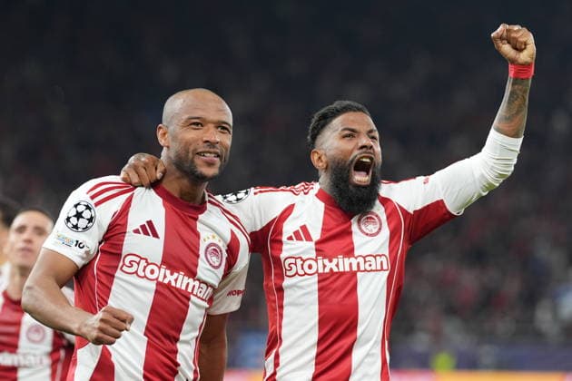 UEFA Champions League - Olympiacos FC vs Bayer 04 Leverkusen - Ayoub El Kaabi of Olympiacos FC celebrates with his teamamtes after scoring during the UEFA Champions League Play-Offs 1st leg soccer match between Olympiacos FC and Bayer 04 Leverkusen in Georgios Karaiskakis Stadium, Piraeus, Greece, on 18 February 2026. The goal was cancelled by VAR review. IMAGO ONE INCH PRODUCTIONS PIRAEUS GREECE Copyright: xONExINCHxPRODUCTIONSx 6859932