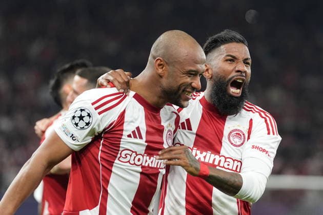 UEFA Champions League - Olympiacos FC vs Bayer 04 Leverkusen - Ayoub El Kaabi of Olympiacos FC celebrates with his teamamtes after scoring during the UEFA Champions League Play-Offs 1st leg soccer match between Olympiacos FC and Bayer 04 Leverkusen in Georgios Karaiskakis Stadium, Piraeus, Greece, on 18 February 2026. The goal was cancelled by VAR review. IMAGO ONE INCH PRODUCTIONS PIRAEUS GREECE Copyright: xONExINCHxPRODUCTIONSx 6859937