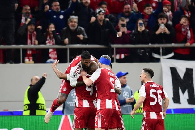 UEFA Champions League - Olympiacos FC vs Bayer 04 Leverkusen - Ayoub El Kaabi of Olympiacos FC celebrates with his teamamtes after scoring during the UEFA Champions League Play-Offs 1st leg soccer match between Olympiacos FC and Bayer 04 Leverkusen in Georgios Karaiskakis Stadium, Piraeus, Greece, on 18 February 2026. The goal was cancelled by VAR review. IMAGO ONE INCH PRODUCTIONS PIRAEUS GREECE Copyright: xONExINCHxPRODUCTIONSx 6859949