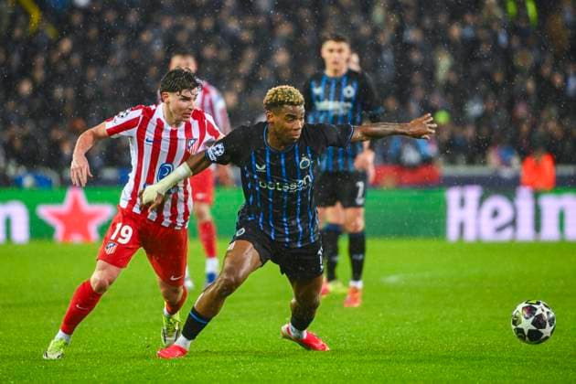 Club Brugge v Atletico de Madrid - UEFA Champions League BRUGGE, BELGIUM - FEBRUARY 18 : Onyedika Nwadike Raphael midfielder of Club Brugge and Alvarez Julian forward of Atletico de Madrid in action during the UEFA Champions League 2025 26 knockout phase play-off match first leg between Club Brugge and Atletico de Madrid on February 18, 2026 in Brugge, Belgium, 18 02 2026 Brugge Belgium  Copyright: xVincentxKalutx