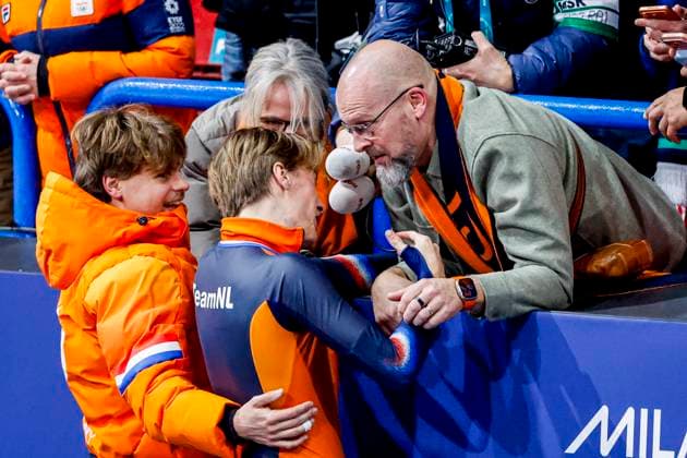 third Jens van t Wout of the Netherlands and second Melle van t Wout of the Netherlands celebrates with there parents after Men s 500m Finals, Milano Cortina 2026 Winter Olympics: Day 12, Short Track Speed skating, Eisschnelllauf - Milano Cortina 2026 Winter Olympics: Day 12, Milano Speed Skating Stadium, February 18, 2026, Milan, Italy.