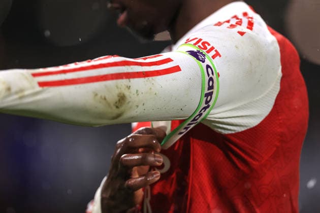 Football - Premier League - Wolverhampton Wanderers v Arsenal 18th February 2026 - Premier League - Wolverhampton Wanderers v Arsenal - Bukayo Saka of Arsenal pulls on the captain™s armband - Photo: Simon Stacpoole Offside. Wolverhampton UK Copyright: xSimonxStacpoolexOffside