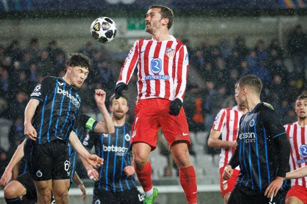 Club s Kyriani Sabbe and Atletico Madrid s Antoine Griezmann fight for the ball during a soccer game between Belgian Club Brugge KV and Spanish Atletico de Madrid, in Brugge on Wednesday 18 February 2026, the first leg of the play-offs for the knockout phase of the UEFA Champions League tournament. KURTxDESPLENTER  x164162434x
