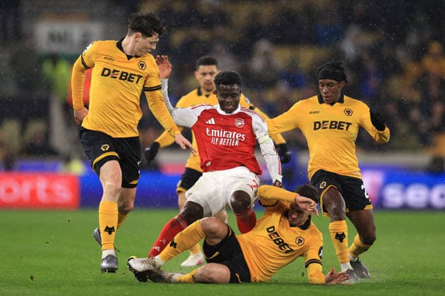 Football - Premier League - Wolverhampton Wanderers v Arsenal 18th February 2026 - Premier League - Wolverhampton Wanderers v Arsenal - Santiago Bueno of Wolverhampton Wanderers tackles Bukayo Saka of Arsenal - Photo: Simon Stacpoole Offside. Wolverhampton UK Copyright: xSimonxStacpoolexOffside