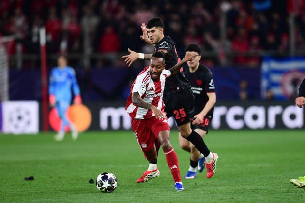 UEFA Champions League - Olympiacos FC vs Bayer 04 Leverkusen - Gelson Martins of Olympiacos FC in action against Exequiel Palacios of Bayer 04 Leverkusen during the UEFA Champions League Play-Offs 1st leg soccer match between Olympiacos FC and Bayer 04 Leverkusen in Georgios Karaiskakis Stadium, Piraeus, Greece, on 18 February 2026. IMAGO ONE INCH PRODUCTIONS PIRAEUS GREECE Copyright: xONExINCHxPRODUCTIONSx 6859968
