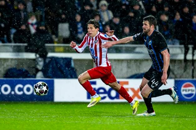 Atletico de Madrid forwarder Giuliano Simeone, Club Brugge defender Brandon Mechele, during the match Club Brugge KV vs Atletico de Madrid at the Jan Breydelstadion for the Champions League - KO play-offs - 1st leg season 2025-2026 in BRUGGE, Belgium on 18 february 2026. (Photo by Stefan Koops EYE4IMAGES DeFodi Images) -