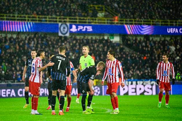 Club Brugge v Atletico de Madrid - UEFA Champions League BRUGGE, BELGIUM - FEBRUARY 18 : Referee talking to Tresoldi Nicolo forward of Club Brugge during the UEFA Champions League 2025 26 knockout phase play-off match first leg between Club Brugge and Atletico de Madrid on February 18, 2026 in Brugge, Belgium, 18 02 2026 Brugge Belgium  Copyright: xJanxDexMeuleneirx