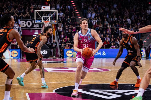 easyCredit Basketball Bundesliga, Telekom Baskets Bonn vs. SC RASTA Vechta, 18.02.2026 Patrick Heckmann (Telekom Baskets Bonn 33) gegen ganz Vechta -- easyCredit Basketball Bundesliga, Telekom Baskets Bonn vs. SC RASTA Vechta, 18.02.2026, Telekom Dome Bonn Copyright: xBEAUTIFULxSPORTS Derixx