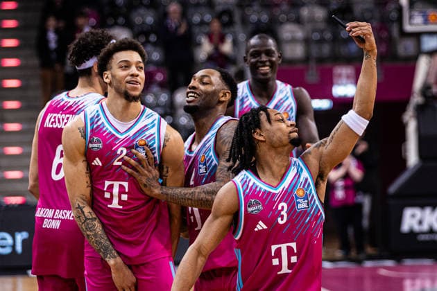 easyCredit Basketball Bundesliga, Telekom Baskets Bonn vs. SC RASTA Vechta, 18.02.2026 Selfie-Jubel nach dem Bonner Sieg -- easyCredit Basketball Bundesliga, Telekom Baskets Bonn vs. SC RASTA Vechta, 18.02.2026, Telekom Dome Bonn Copyright: xBEAUTIFULxSPORTS Derixx