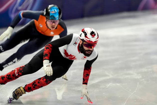Steven Dubois, 4, of Canada advances against Melle van t Wout, 121, of Netherlands during during the Men s Short Track Speed skating, Eisschnelllauf 500m Finals at the Milano Figure skating, Eiskunstlauf Arena in Milan, Italy on Wednesday, February 18, 2026. Dubois won gold, Melle van t Wout won silver and his brother, Jens van t Wout won bronze.  OLY20260218131 RICHARDxELLIS