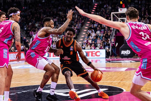 easyCredit Basketball Bundesliga, Telekom Baskets Bonn vs. SC RASTA Vechta, 18.02.2026 TJ Bamba (RASTA Vechta 5) gegen ganz Bonn -- easyCredit Basketball Bundesliga, Telekom Baskets Bonn vs. SC RASTA Vechta, 18.02.2026, Telekom Dome Bonn Copyright: xBEAUTIFULxSPORTS Derixx
