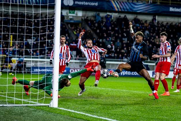 Atletico de Madrid goalkeeper Jan Oblak, Club Brugge midfielder Raphael Onyedika score the 1-2, during the match Club Brugge KV vs Atletico de Madrid at the Jan Breydelstadion for the Champions League - KO play-offs - 1st leg season 2025-2026 in BRUGGE, Belgium on 18 february 2026. (Photo by Stefan Koops EYE4IMAGES DeFodi Images) -