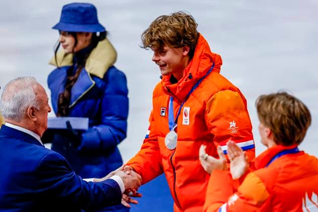 second Melle van t Wout of the Netherlands receives his medal and Jens van t Wout of the Netherlands applauds after Men s 500m Finals, Milano Cortina 2026 Winter Olympics: Day 12, Short Track Speed skating, Eisschnelllauf - Milano Cortina 2026 Winter Olympics: Day 12, Milano Speed Skating Stadium, February 18, 2026, Milan, Italy.