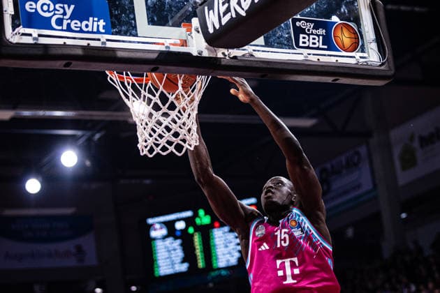 easyCredit Basketball Bundesliga, Telekom Baskets Bonn vs. SC RASTA Vechta, 18.02.2026 Kur Jongkuch (Telekom Baskets Bonn 15) legt den Ball in den Korb -- easyCredit Basketball Bundesliga, Telekom Baskets Bonn vs. SC RASTA Vechta, 18.02.2026, Telekom Dome Bonn Copyright: xBEAUTIFULxSPORTS Derixx