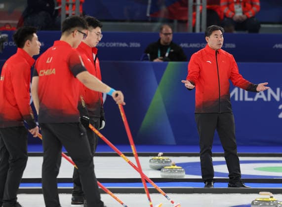 (260218) -- CORTINA D AMPEZZO, Feb. 18, 2026 -- Coach Tan Weidong (R) of China guides players of China during the curling men s round robin session 11 match between the Czech Republic and China at the 2026 Milan-Cortina Winter Olympics in Cortina, Italy, Feb. 18, 2026. ) (MICO2026)ITALY-CORTINA D AMPEZZO-OLYMPIC Winter games, Winterspiele,Spiele, Summer games CURLING-MEN-ROUND ROBIN-CHN VS CZE DingxXu 