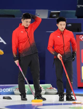 (260218) -- CORTINA D AMPEZZO, Feb. 18, 2026 -- Xu Xiaoming (L) and Fei Xueqing of China compete during the curling men s round robin session 11 match between the Czech Republic and China at the 2026 Milan-Cortina Winter Olympics in Cortina, Italy, Feb. 18, 2026. ) (MICO2026)ITALY-CORTINA D AMPEZZO-OLYMPIC Winter games, Winterspiele,Spiele, Summer games CURLING-MEN-ROUND ROBIN-CHN VS CZE DingxXu 