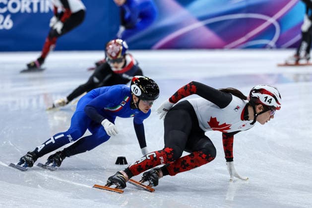 Kristen Santos-Griswold (USA) followed by Arianna Fontana (ITA) during the Olympic Winter games, Winterspiele,Spiele, Summer games Milano-Cortina 2026, Short Track Speed skating, Eisschnelllauf Women s 3000m Relay Finals on February 18, 2026 at Milano Ice Skating Arena in Milan, Italy  Copyright: xFabrizioxCarabelli IPAxSportx xipa-agency.netx xx IPA_71703924 IPA_Agency_IPA71703924