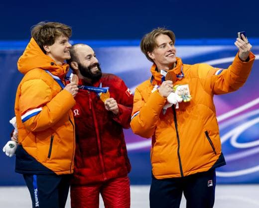 MILAN Melle van t Wout, Steven Dubois of Canada, and Jens van t Wout during the medal ceremony for the 500-meter short track Speed skating, Eisschnelllauf at the Milan Ice Skating Area at the Milan Winter Olympics. ROBIN VAN LONKHUIJSEN ANP xVIxANPxSportx xxANPxIVx 551124849 originalFilename: 551124849.jpg