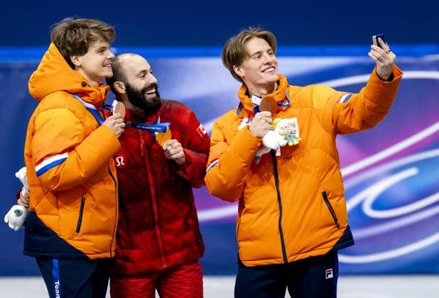 MILAN Melle van t Wout, Steven Dubois of Canada, and Jens van t Wout during the medal ceremony for the 500-meter short track Speed skating, Eisschnelllauf at the Milan Ice Skating Area at the Milan Winter Olympics. ROBIN VAN LONKHUIJSEN ANP xVIxANPxSportx xxANPxIVx 551124856 originalFilename: 551124856.jpg