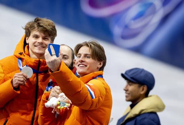 MILAN Melle van t Wout, Steven Dubois of Canada, and Jens van t Wout during the medal ceremony for the 500-meter short track Speed skating, Eisschnelllauf at the Milan Ice Skating Area at the Milan Winter Olympics. IRIS VAN DEN BROEK ANP xVIxANPxSportx xxANPxIVx 551125557 originalFilename: 551125557.jpg