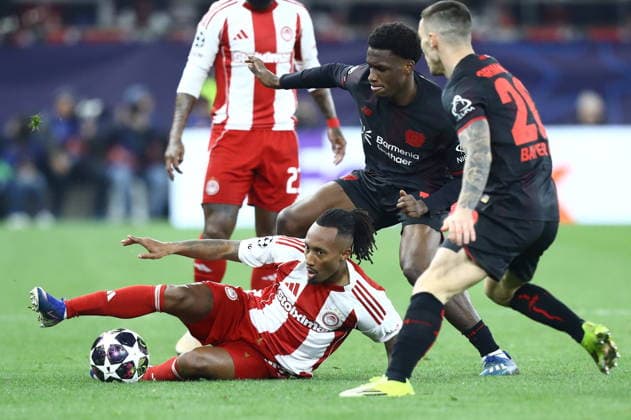 UEFA Champions League - Olympiacos FC vs Bayer 04 Leverkusen - Gelson Martins of Olympiacos FC in action against Jarell Quansah of Bayer 04 Leverkusen during the UEFA Champions League Play-Offs 1st leg soccer match between Olympiacos FC and Bayer 04 Leverkusen in Georgios Karaiskakis Stadium, Piraeus, Greece, on 18 February 2026. IMAGO ONE INCH PRODUCTIONS PIRAEUS GREECE Copyright: xONExINCHxPRODUCTIONSx 6859979