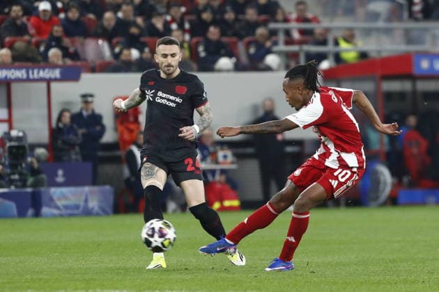 UEFA Champions League - Olympiacos FC vs Bayer 04 Leverkusen - Gelson Martins of Olympiacos FC in action against Exequiel Palacios of Bayer 04 Leverkusen during the UEFA Champions League Play-Offs 1st leg soccer match between Olympiacos FC and Bayer 04 Leverkusen in Georgios Karaiskakis Stadium, Piraeus, Greece, on 18 February 2026. IMAGO ONE INCH PRODUCTIONS PIRAEUS GREECE Copyright: xONExINCHxPRODUCTIONSx 6859981