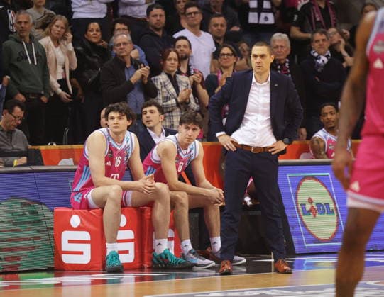 Benjamin Sadikovic, Kenan Reinhart, Trainer Marko Stankovic Telekom Baskets Bonn vs. Rasta Vechta 21. Speiltag - Saison 2025 26