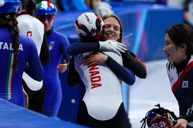 GIOCHI OLIMPICI - Olimpiadi Invernali Milano-Cortina 2026 - Short Track Speed skating, Eisschnelllauf Women s 3000m Relay Finals Arianna Fontana (ITA) celebrate the 2nd place, Silver Medal with Canada Team athletes at the end of the Olympic Winter games, Winterspiele,Spiele, Summer games Milano-Cortina 2026, Short Track Speed Skating Women s 3000m Relay Finals on February 18, 2026 at Milano Ice Skating Arena in Milan, Italy Cortina D Ampezzo Italy  Copyright: xIPAxSport ABACAx