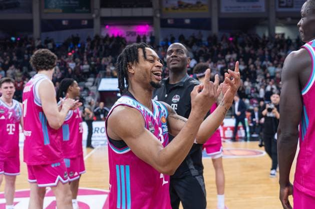 Szene mit Tylan Birts (5; Telekom Baskets Bonn) und Zachery Cooks (3; Telekom Baskets Bonn) auf dem Spielfeld im Spiel zwischen Telekom Baskets Bonn und RASTA Vechta am 21. Spieltag der EasyCredit BBL in Bonn. Szene mit Tylan Birts (5; Telekom Baskets Bonn) und Zachery Cooks (3; Telekom Baskets Bonn)