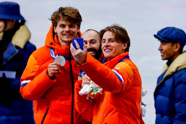 third Jens van t Wout of the Netherlands and winner Steven Dubois of Canada and second Melle van t Wout of the Netherlands smiling during the medal ceremony after Men s 500m Finals, Milano Cortina 2026 Winter Olympics: Day 12, Short Track Speed skating, Eisschnelllauf - Milano Cortina 2026 Winter Olympics: Day 12, Milano Speed Skating Stadium, February 18, 2026, Milan, Italy.