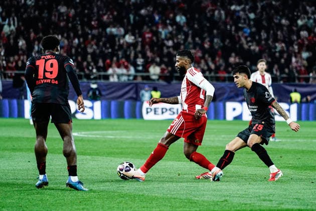 Olympiacos v Bayer Leverkusen - UEFA Champions League PIRAEUS, GREECE - FEBRUARY 18: Olympiacos player Rodinei in action with Bayer Leverkusen player Alejandro Grimaldo during the UEFA Champions League match between Olympiacos Piraeus and Bayer Leverkusen for the 2025-26 season at Karaiskaki Stadium in Piraeus, Greece, on February 18, 2026. Andreas Papakonstantinou Anadolu Piraeus Greece. Editorial use only. Please get in touch for any other usage.  Copyright: x2026xAnadoluxAndreasxPapakonstantinoux