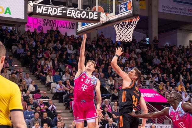 Deutschland: 1. Bundesliga Basketball easyCredit BBL 2025 2026 - Telekom Bonn vs SC RASTA Vechta - 21. Spieltag, 18.02.2026 - Telekom Dome (Bonn): in Aktion Patrick Heckmann (Telekom Bonn, 33) gegen Tibor Pleiss (SC Rasta Vechta, 22) Copyright: xOrhanxHabashx